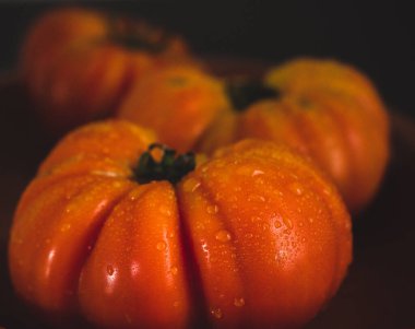 Taze İspanyol domatesleri kapanıyor. Siyah arka plan. Açı görüşü. Alan derinliği.