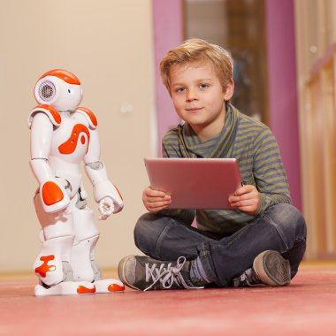 Robot ile öğrenme ve oynama çocuk