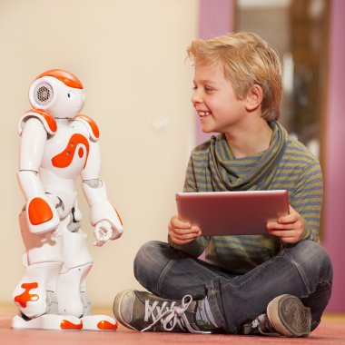 Robot ile öğrenme ve oynama çocuk