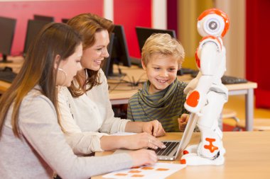 Robot ile öğrenme ve oynama çocuk