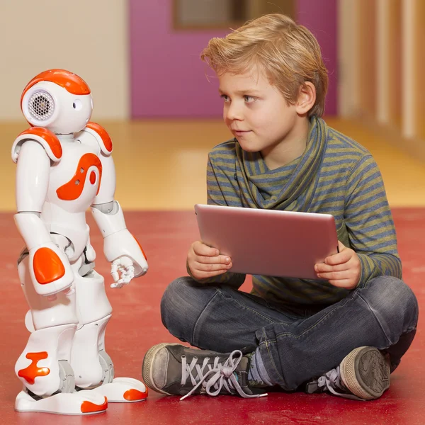 Niño jugando y aprendiendo con robot — Foto de Stock