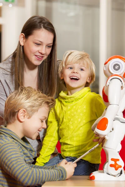 Enfants jouant et apprenant avec un robot — Photo