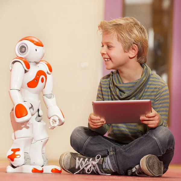 Niño jugando y aprendiendo con robot — Foto de Stock