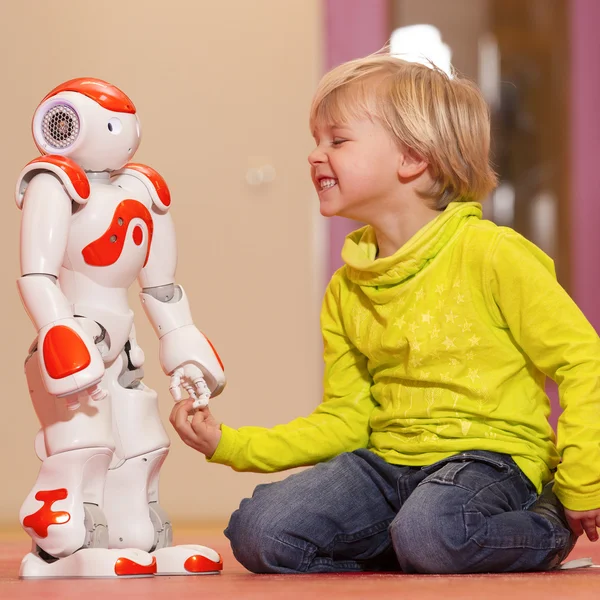 Kind spelen en leren met robot — Stockfoto