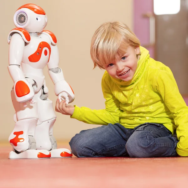 Kind spielt und lernt mit Roboter — Stockfoto