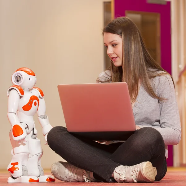 Jeux d'enfants et apprentissage avec robot — Photo