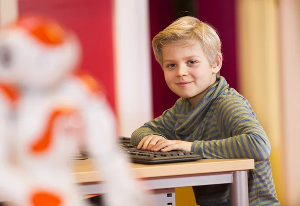 Child playing and learning with robot — Stock Photo, Image
