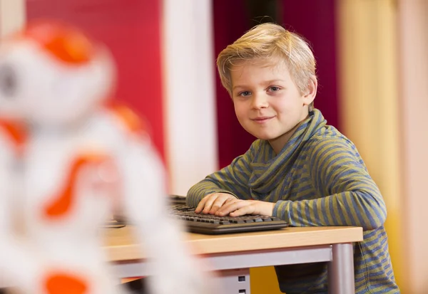 Niño jugando y aprendiendo con robot —  Fotos de Stock