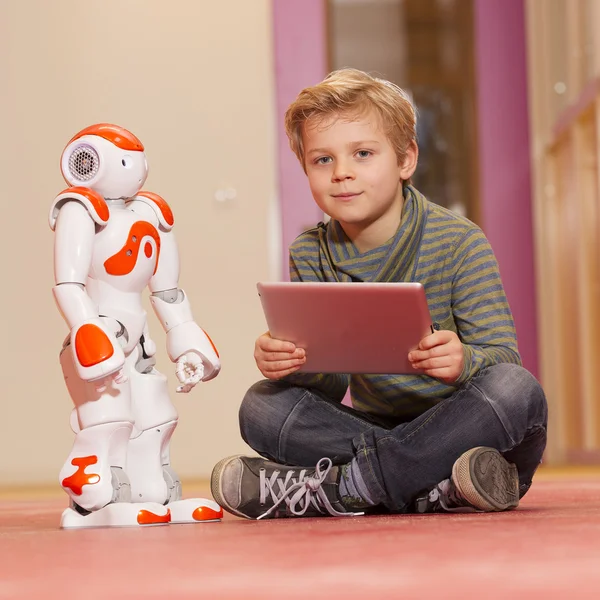 Kind spelen en leren met robot Rechtenvrije Stockfoto's