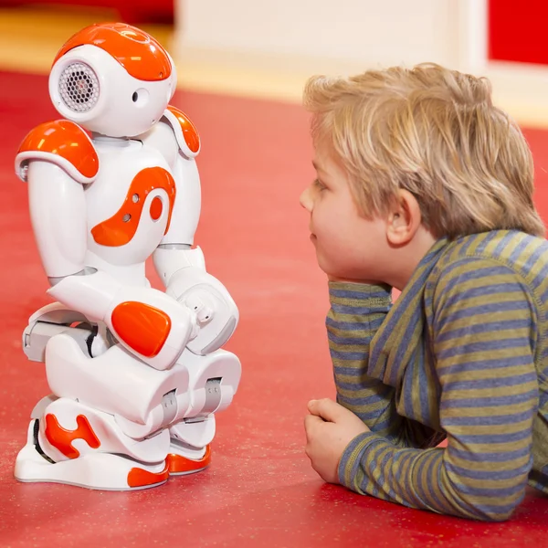 Kind spelen en leren met robot — Stockfoto