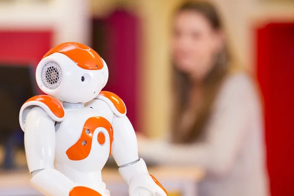 Niño jugando y aprendiendo con robot — Foto de Stock