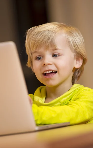 Young pupil learning his homework — Stock Photo, Image