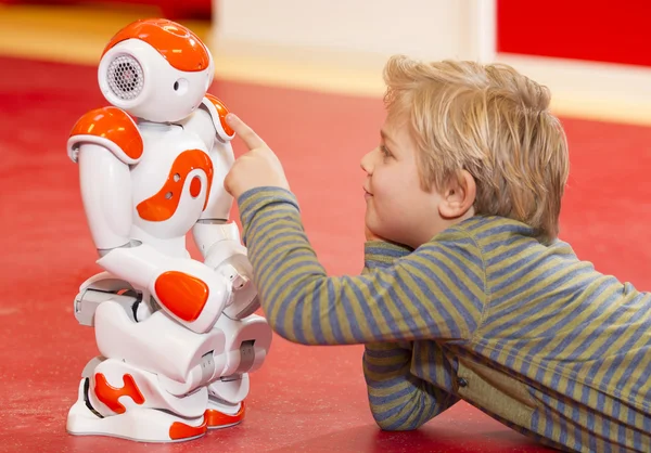 Kind spelen en leren met robot Rechtenvrije Stockafbeeldingen