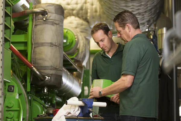 Dua teknisi pria memperbaiki mesin pertanian. — Stok Foto