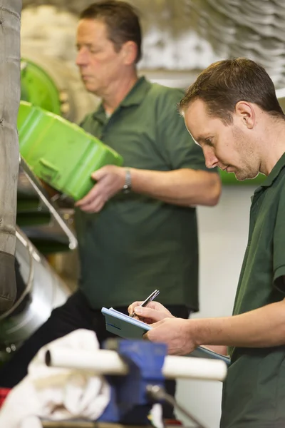 Zwei männliche Techniker reparieren landwirtschaftliche Maschinen — Stockfoto