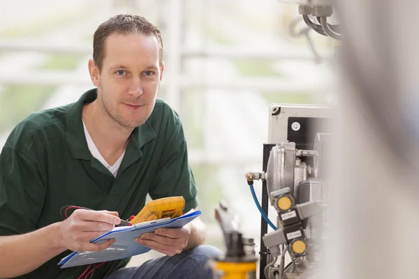 Mannelijke technicus reparatie landbouw machines Rechtenvrije Stockafbeeldingen