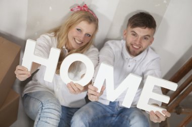 Mutlu genç çift yeni evlerinde taşıma