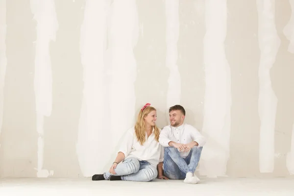 Lyckliga unga paret gör ett udda jobb i deras nya hus — Stockfoto