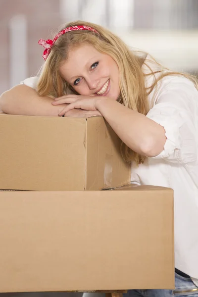 Щаслива молода жінка рухається в своєму новому будинку — стокове фото