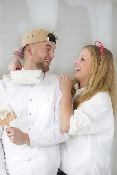 Happy young couple doing a odd-job in their new house — Stock Photo, Image