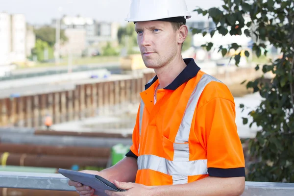 Construction worker working at a building site — Stock Photo, Image