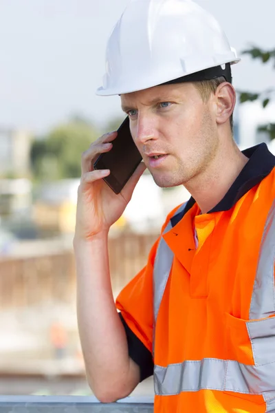 Byggnadsarbetare på en byggarbetsplats — Stockfoto