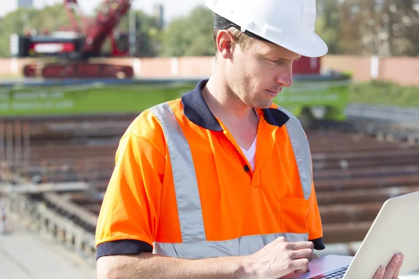 Construction worker working at a building site — Stock Photo, Image