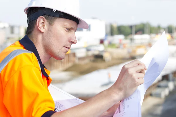 Construction worker working at a building site — Stock Photo, Image