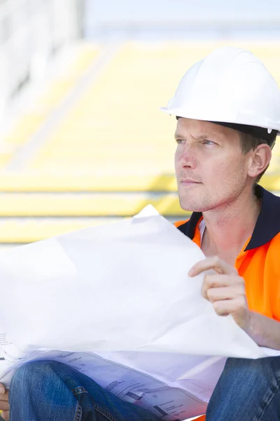 Byggnadsarbetare arbetar på en byggnad sit — Stockfoto