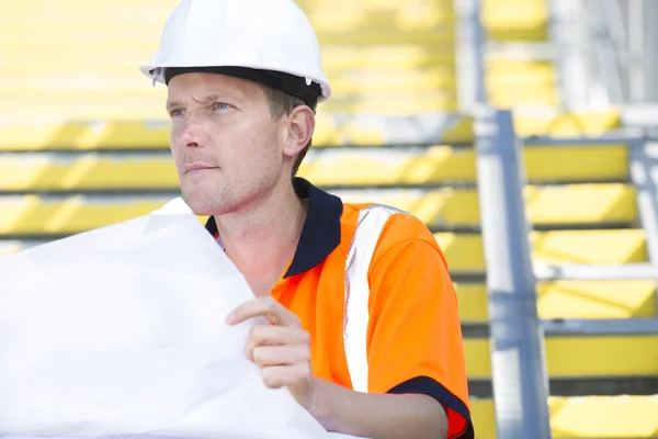 Bauarbeiter bei der Arbeit auf einer Baustelle — Stockfoto