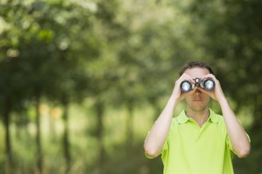 Çevre bilim adamı bir binocu ile çevre araştırma