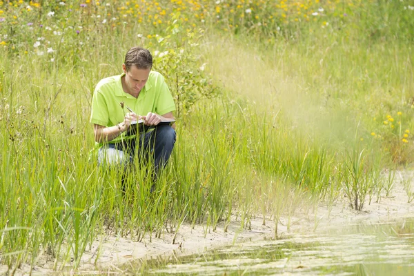 Omgevings wetenschapper onderzoek naar het milieu en de natuurlijke d Stockfoto