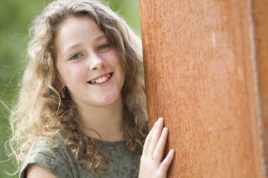 Kız izci pozitif düşünce ve fikir kavramı