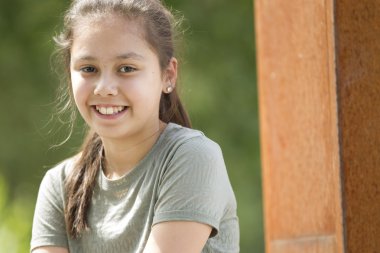 Kız izci pozitif düşünce ve fikir kavramı