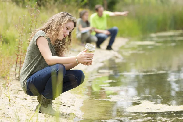 Pretty young girls having outdoor science lesson  exploring natu — Stock Photo, Image