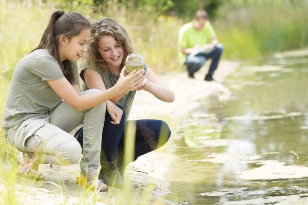 Hübsche junge Mädchen mit Naturwissenschaftsunterricht im Freien — Stockfoto