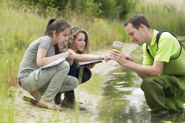 Jolies jeunes filles ayant une leçon de science en plein air explorer natu — Photo