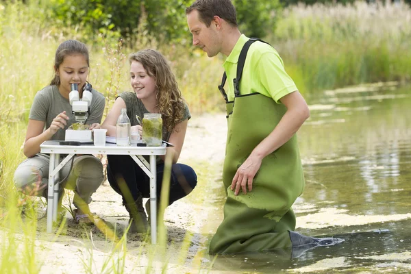 Pretty young girls having outdoor science lesson  exploring natu — Stock Photo, Image