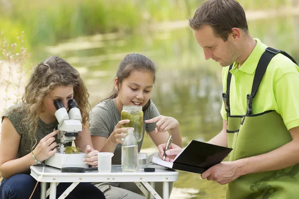 Guapas chicas jóvenes teniendo al aire libre lección de ciencia explorar natu —  Fotos de Stock