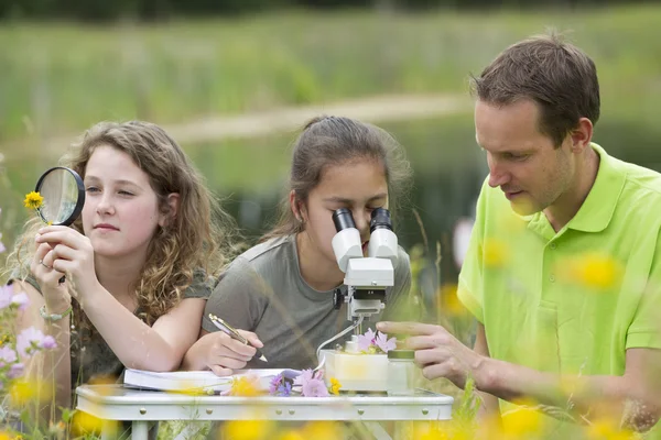 Pretty young girls having outdoor science lesson  exploring natu — Stock Photo, Image