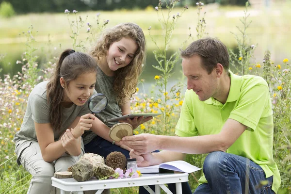 Mooie jonge meisjes met buiten wetenschap Les verkennen natu — Stockfoto