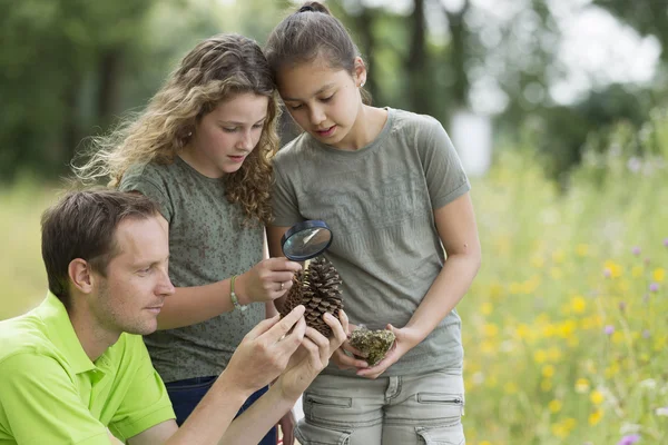 Mooie jonge meisjes met buiten wetenschap Les verkennen natu — Stockfoto