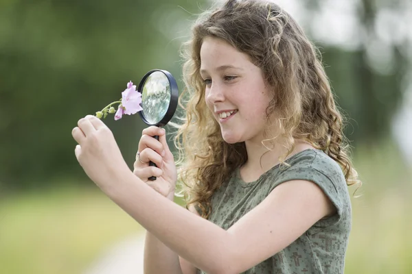 Belle ragazze che hanno lezione di scienza all'aperto esplorare natu — Foto Stock