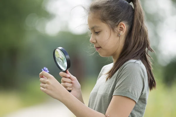 Hübsche junge Mädchen mit Naturwissenschaftsunterricht im Freien — Stockfoto