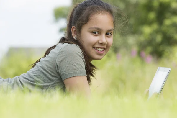 Jolie jeune fille explorer l'environnement et apprendre avec ta — Photo