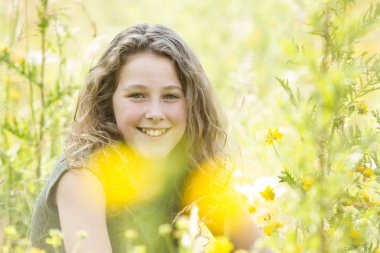 Kız izci pozitif düşünce ve fikir kavramı