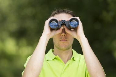 Çevre bilim adamı bir binocu ile çevre araştırma