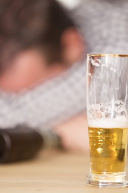 Yalnız hissediyorum ve çok fazla alkol genç adam