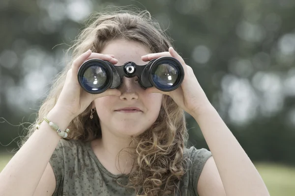 Pretty genç kız bir dürbün ile çevre keşfetmek — Stok fotoğraf