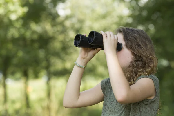 Hübsches junges Mädchen erkundet die Umgebung mit einem Fernglas — Stockfoto